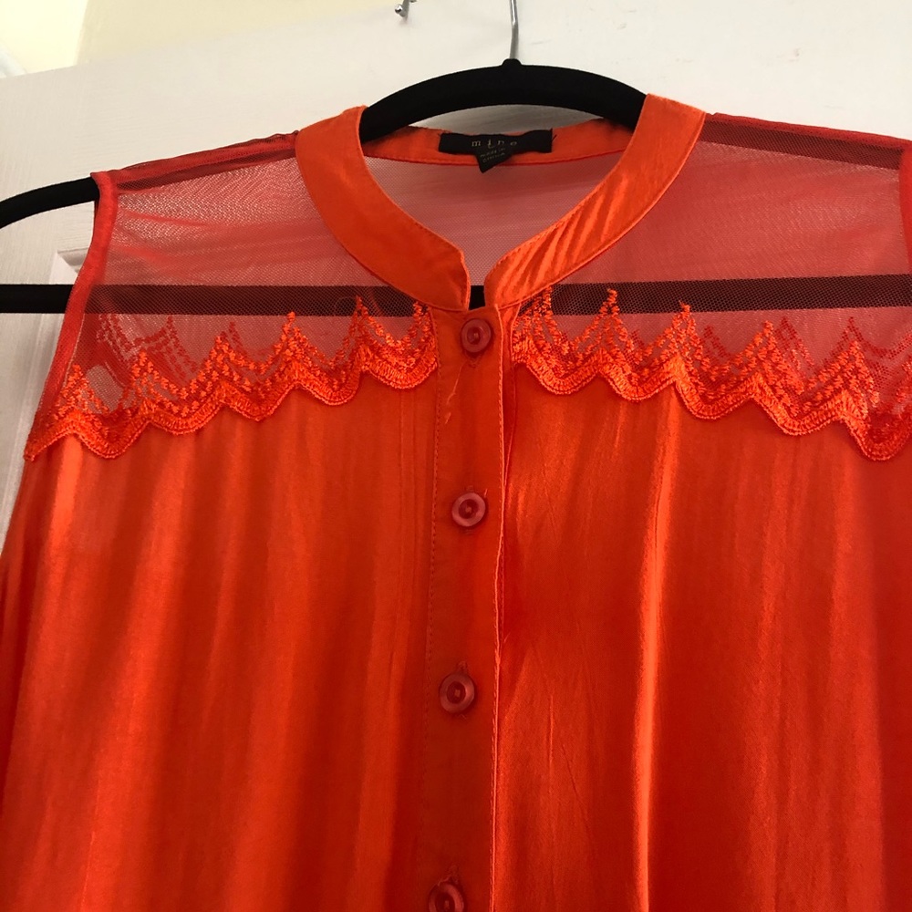 Gauze with lace detail sleeveless tie front top.